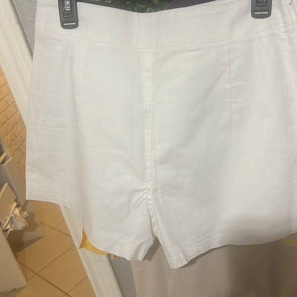 White skirt/short - Picture 3 of 4
